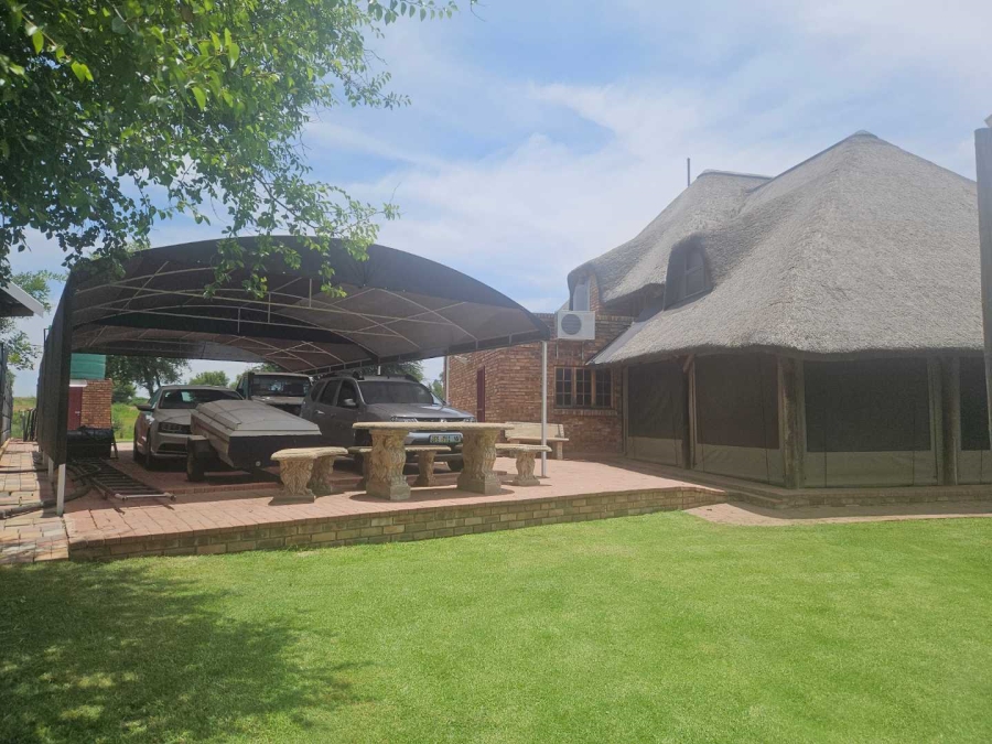 4 Bedroom Property for Sale in Leeudoringstad North West